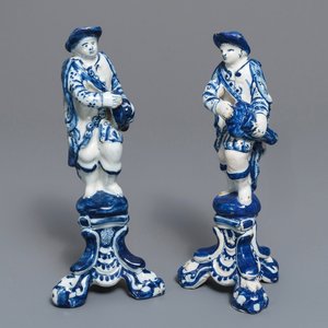 Une paire de figures de joueurs de vielle en faïence de Delft en bleu et blanc, 18ème — photo 1
