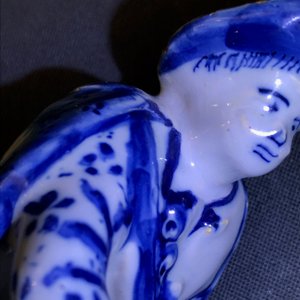 Une paire de figures de joueurs de vielle en faïence de Delft en bleu et blanc, 18ème — photo 9