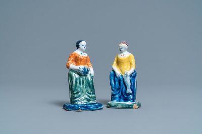 Une paire de figures de marchandes en faïence de Delft polychrome, 18ème