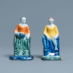 Une paire de figures de marchandes en faïence de Delft polychrome, 18ème — photo 2