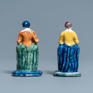 Une paire de figures de marchandes en faïence de Delft polychrome, 18ème — photo 4