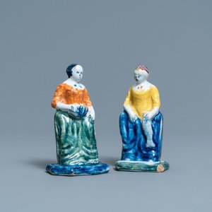 Une paire de figures de marchandes en faïence de Delft polychrome, 18ème — photo 1