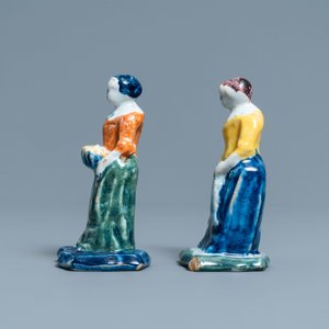 Une paire de figures de marchandes en faïence de Delft polychrome, 18ème — photo 5