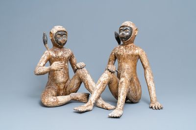 Une paire de figures de singes en bois sculpté et polychromé, l'Asie du Sud-Est, 19ème