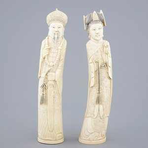 Une paire de figures d'empereurs en ivoire, Chine, vers 1900 — photo 1