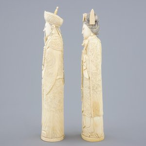 Une paire de figures d'empereurs en ivoire, Chine, vers 1900 — photo 2