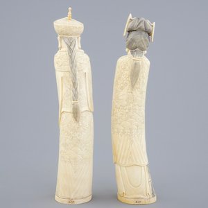 Une paire de figures d'empereurs en ivoire, Chine, vers 1900 — photo 3