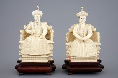 Une paire de figures d'empereurs sur thrônes en ivoire, Chine, vers 1900