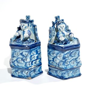 Une paire de figures d'enfants assis en faïence de Delft bleu et blanc, 18ème — photo 1