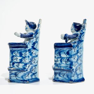 Une paire de figures d'enfants assis en faïence de Delft bleu et blanc, 18ème — photo 5