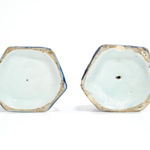 Une paire de figures d'enfants assis en faïence de Delft bleu et blanc, 18ème — photo 6
