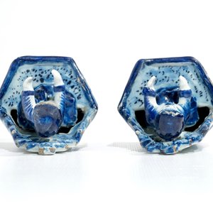 Une paire de figures d'enfants assis en faïence de Delft bleu et blanc, 18ème — photo 7