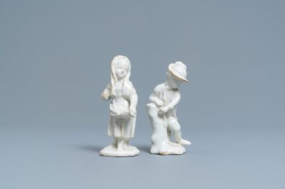 Une paire de figures d'un garçon et d'une fille en faïence blanche de Delft, 18ème