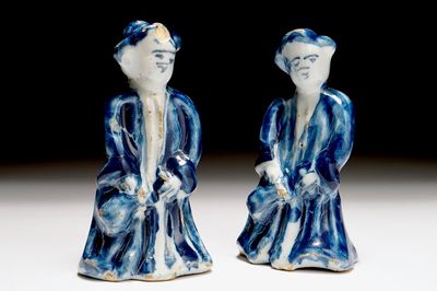 Une paire de figures miniatures en faïence de Delft bleu et blanc, 18ème