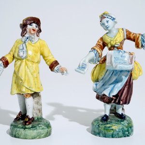 Une paire de figures polychromes de marchands de journaux dans le style de Delft, Nord de la France, 19ème — photo 1