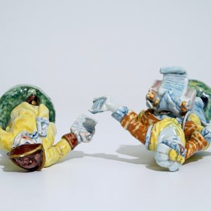 Une paire de figures polychromes de marchands de journaux dans le style de Delft, Nord de la France, 19ème — photo 6
