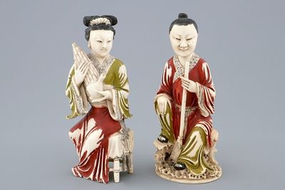 Une paire de figures polychromes de musiciens en ivoire sculpté, Chine, 19ème