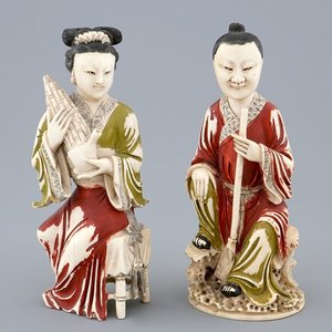 Une paire de figures polychromes de musiciens en ivoire sculpté, Chine, 19ème — photo 1