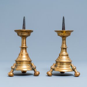 Une paire de flambeaux en bronze, Flandres ou Pays-Bas, 16ème — photo 2