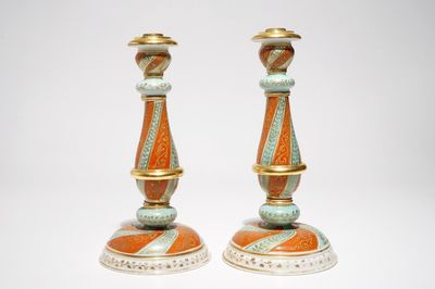 Une paire de flambeaux en porcelaine de Paris, Jacob Petit, 19ème