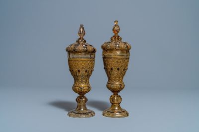Une paire de gobelets couverts en verre incrusté de cuivre doré, Russie ou Europe de l'Est, 19ème