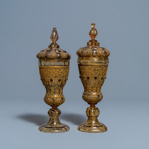 Une paire de gobelets couverts en verre incrusté de cuivre doré, Russie ou Europe de l'Est, 19ème — photo 1