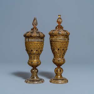 Une paire de gobelets couverts en verre incrusté de cuivre doré, Russie ou Europe de l'Est, 19ème — photo 2