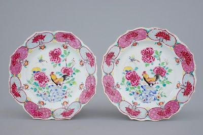 Une paire de grandes assiettes en forme de fleur en porcelaine de Chine à décor de coqs, Yongzheng, 1723-1735
