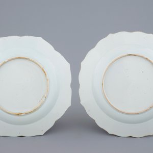 Une paire de grandes assiettes en forme de fleur en porcelaine de Chine à décor de coqs, Yongzheng, 1723-1735 — photo 2