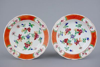 Une paire de grandes assiettes en porcelaine de Chine famille rose à décor floral, Qianlong, 18ème