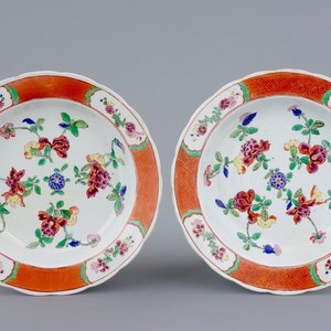 Une paire de grandes assiettes en porcelaine de Chine famille rose à décor floral, Qianlong, 18ème — photo 1