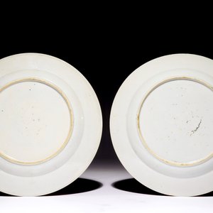 Une paire de grandes assiettes en porcelaine de Chine famille rose à la cueillette des cerises, Qianlong — photo 2