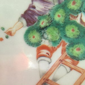 Une paire de grandes assiettes en porcelaine de Chine famille rose à la cueillette des cerises, Qianlong — photo 3
