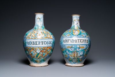 Une paire de grandes bouteilles de pharmacie en majolique italienne polychrome, Deruta, 17ème