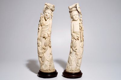 Une paire de grandes figures de pêcheurs en ivoire sculpté, Chine, 19/20ème