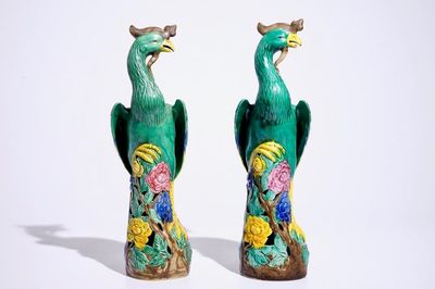 Une paire de grandes figures de phénix en porcelaine de Chine famille rose, début du 20ème