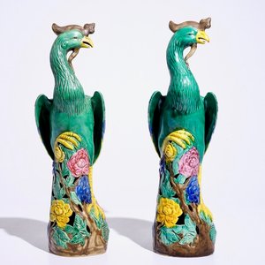 Une paire de grandes figures de phénix en porcelaine de Chine famille rose, début du 20ème — photo 1