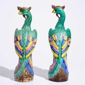 Une paire de grandes figures de phénix en porcelaine de Chine famille rose, début du 20ème — photo 3
