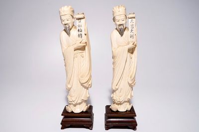 Une paire de grandes figures de sages en ivoire, Chine, 19ème