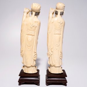 Une paire de grandes figures de sages en ivoire, Chine, 19ème — photo 3