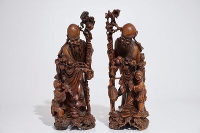 Une paire de grandes figures d'immortels en bois sculpté, Chine, 19/20ème