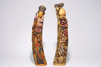 Une paire de grandes figures d'immortels en ivoire polychrome, Chine, 19ème