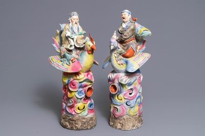 Une paire de grandes figures d'immortels sur phénix en porcelaine de Chine famille rose, 19ème