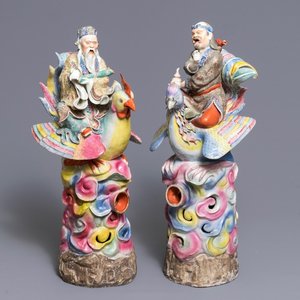 Une paire de grandes figures d'immortels sur phénix en porcelaine de Chine famille rose, 19ème — photo 1