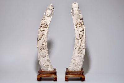 Une paire de grandes figures d'un homme et une femme en ivoire sculpté, Chine, 19ème