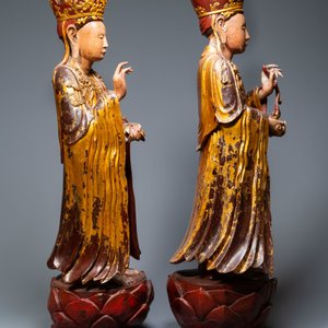 Une paire de grandes figures en bois laqué, doré et polychromé, Chine ou Vietnam, 18/19ème — photo 3