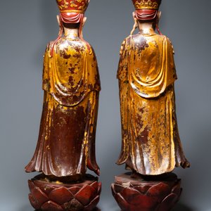 Une paire de grandes figures en bois laqué, doré et polychromé, Chine ou Vietnam, 18/19ème — photo 4