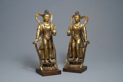 Une paire de grandes figures en bronze doré, Chine, 19ème