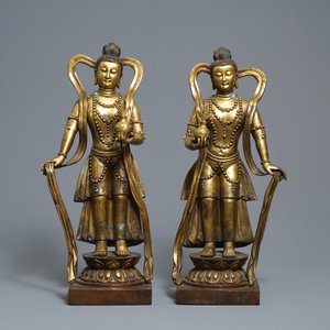 Une paire de grandes figures en bronze doré, Chine, 19ème — photo 2