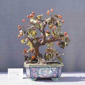 Une paire de grandes jardinières en émaux de Canton aux arbres en jade et pierres dures, Chine, 19ème — photo 11